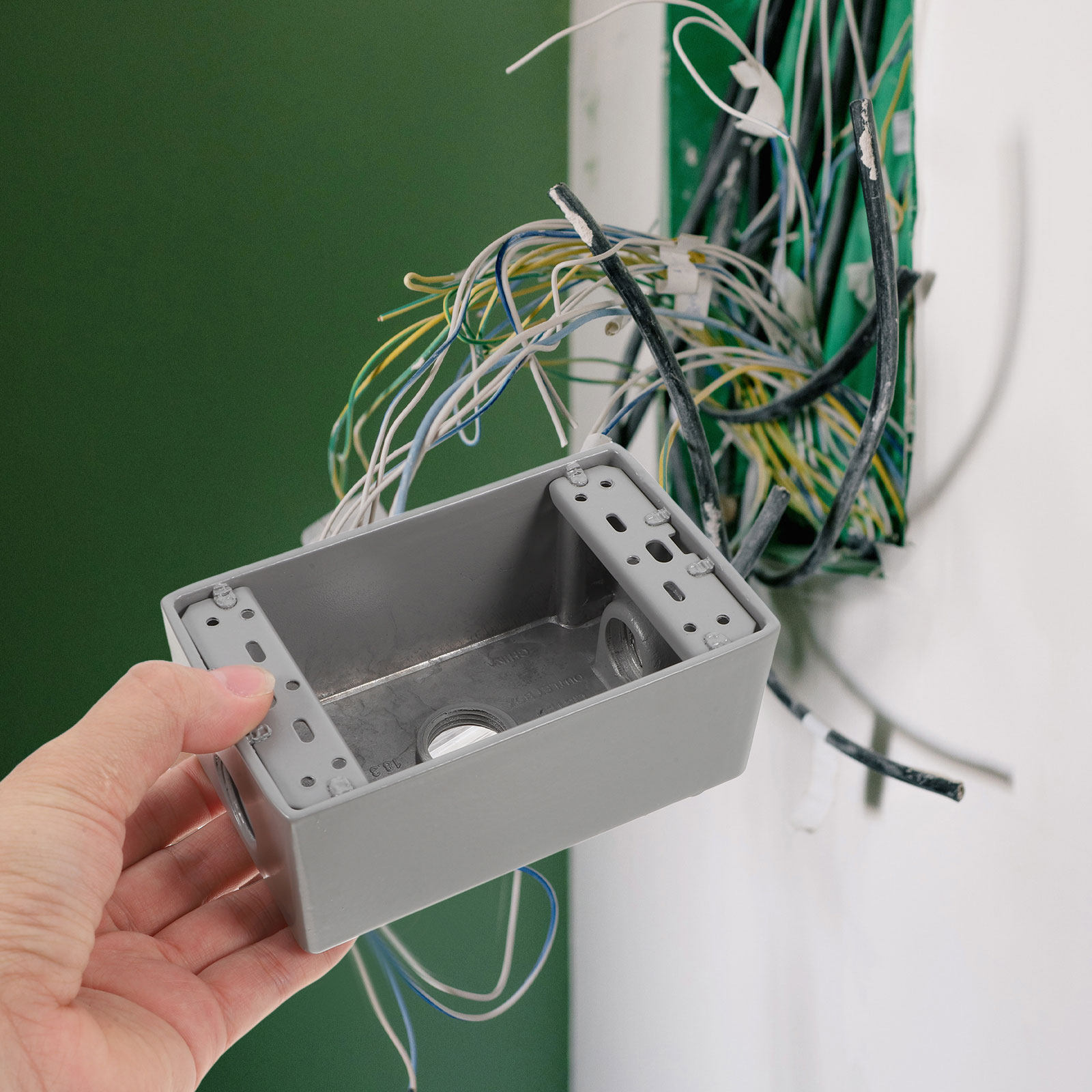 Outdoor Power Outlet Install - Caja de Conexiones Eléctrica de Hierro